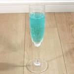 とてもキレイな青いスパークリングワインを、退職される先輩に贈りました。
